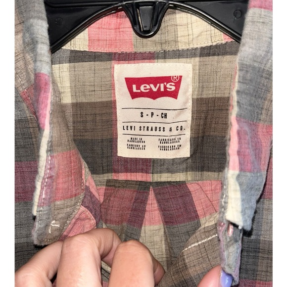 Levi’s Women’s Short Sleeve Plaid Button Down Shirt - Picture 3 of 3